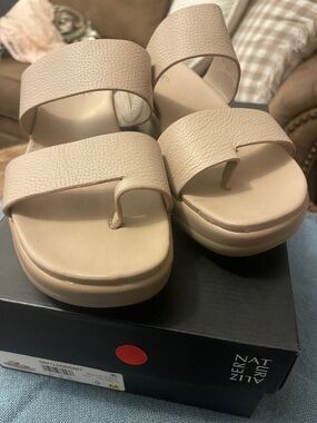 Naturalizer Neutral Beige Toe-Loop Platform Sandals Size 9M Retail $128